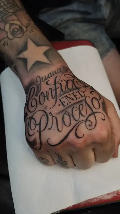 Tatuaje Confía en el proceso en estilo lettering — Seba Puratinta, Hurlingham