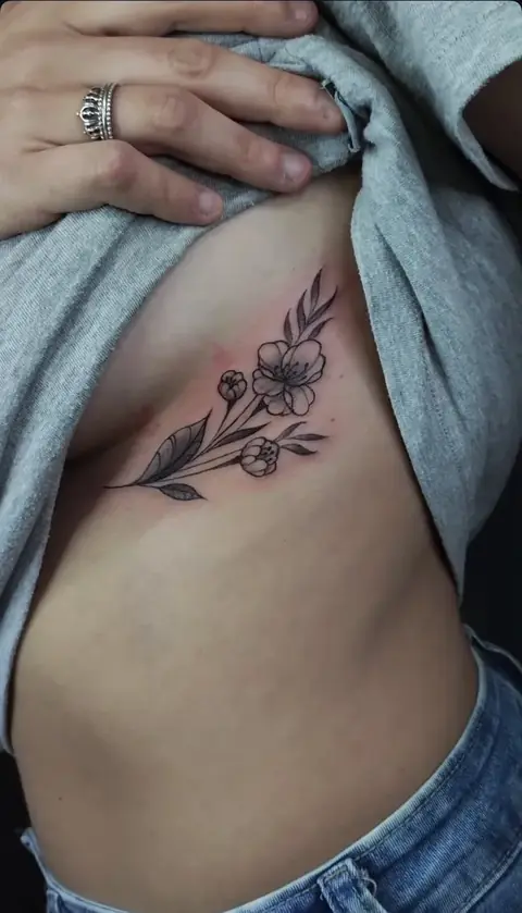 Tatuaje Flores en estilo línea fina — Seba Puratinta, Hurlingham