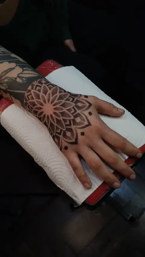 Tatuaje Mandala en estilo blackwork — Seba Puratinta, Hurlingham