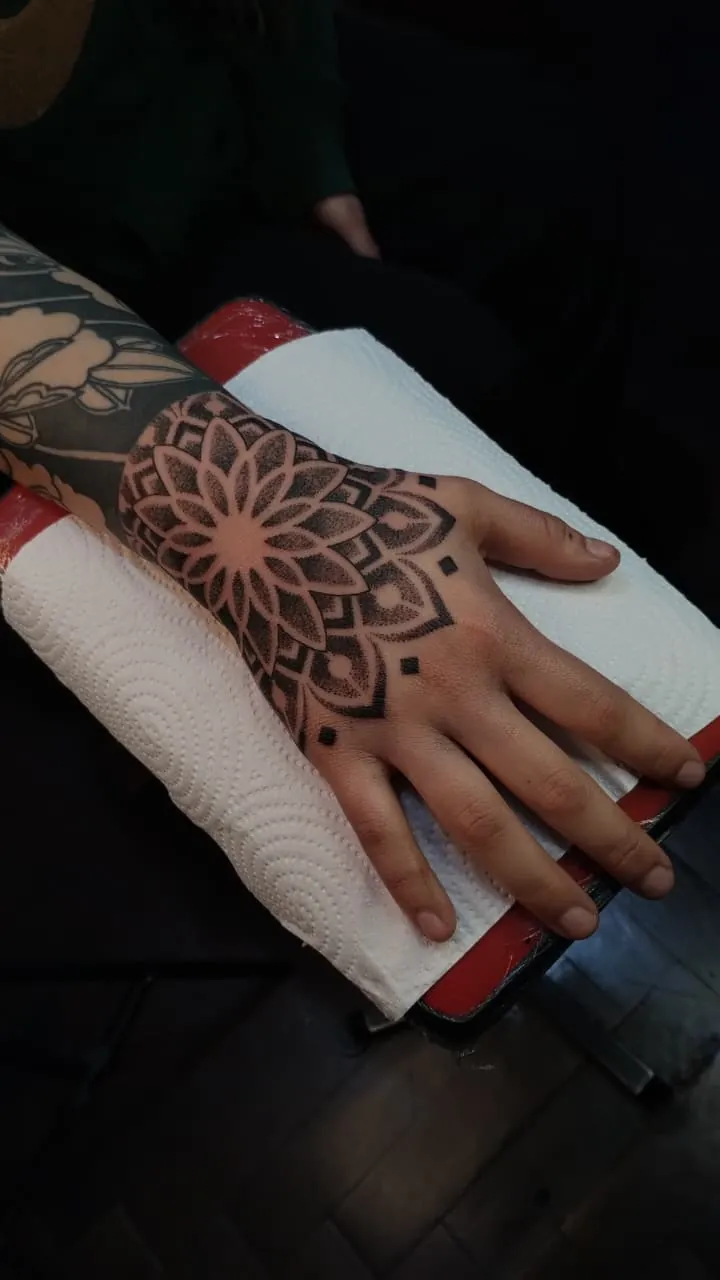 Tatuaje de mandala en blackwork sobre la mano