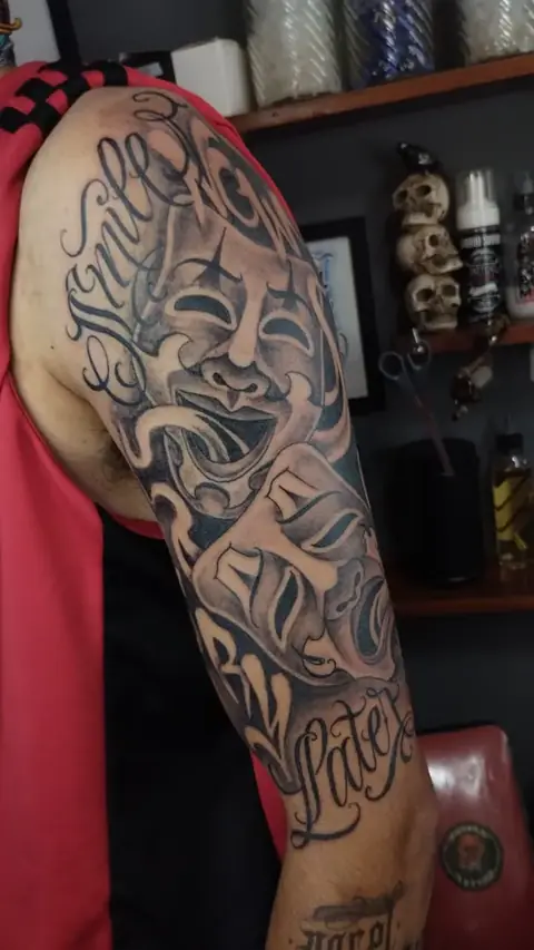 Tatuaje Máscaras en estilo blackwork — Seba Puratinta, Hurlingham