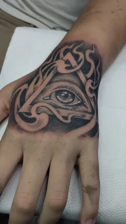 Tatuaje Ojo y pirámide en estilo blackwork — Seba Puratinta, Hurlingham