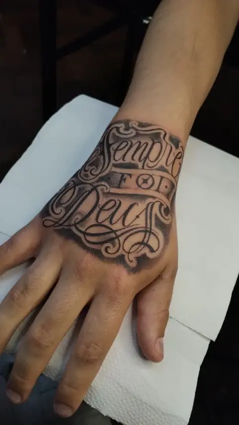 Tatuaje Sempre Foi Deus en estilo lettering — Seba Puratinta, Hurlingham